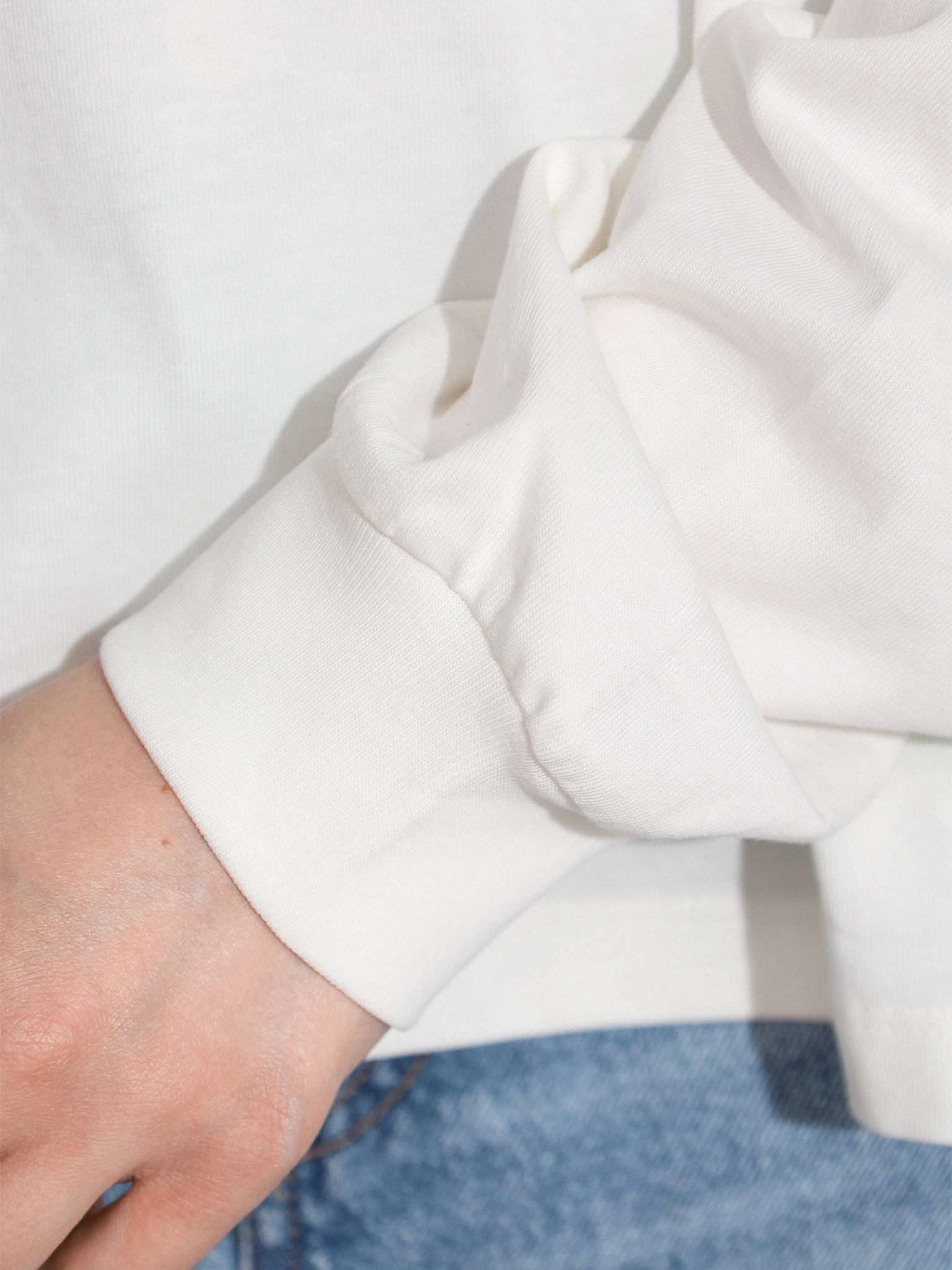 Футболка белого цвета с длинным рукавом из хлопка